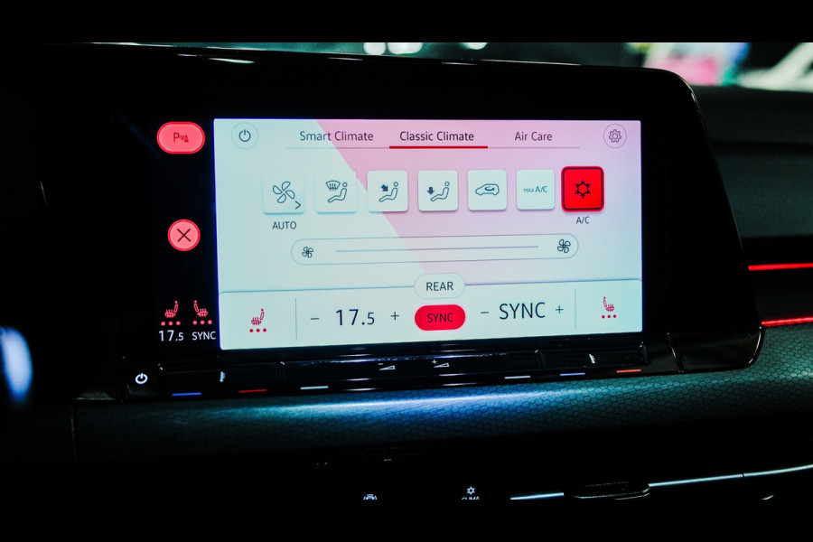 Volkswagen Golf 2.0 TSI GTI CLUBSPORT PANO/H&K/HUD/IQLIGHTS/BLINDSPOT/SFEERVERLICHTING/CARPLAY/300PK/BOMVOL!