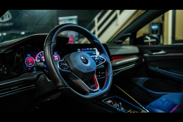 Volkswagen Golf 2.0 TSI GTI CLUBSPORT PANO/H&K/HUD/IQLIGHTS/BLINDSPOT/SFEERVERLICHTING/CARPLAY/300PK/BOMVOL!