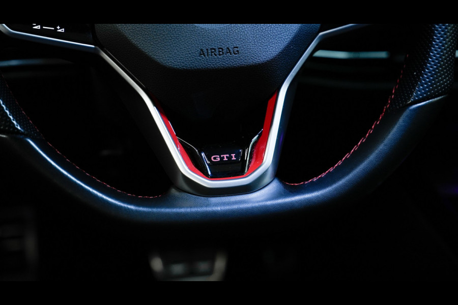 Volkswagen Golf 2.0 TSI GTI CLUBSPORT PANO/H&K/HUD/IQLIGHTS/BLINDSPOT/SFEERVERLICHTING/CARPLAY/300PK/BOMVOL!