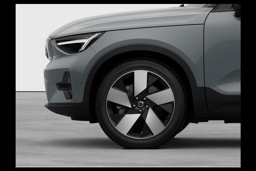 Volvo EX40 252PK Automaat Single Ext. Range Plus 82 kWh / Lounge Pakket / Extra getint glas / 360 Camera / 20'' velgen / Panoramadak / Zwart dak / Harman Kardon / Adaptieve cruise control / Getint glas / Stoel en stuurwielverwarming / parkeersensoren met 360 camera /  BLIS