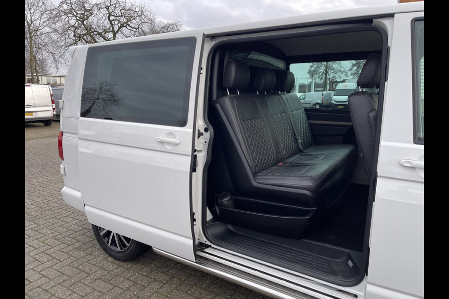 Volkswagen Transporter 2.0 TDI 150pk automaat L2H1 DC 5 persoons Highline / vaste prijs rijklaar € 34.950 ex btw / lease vanaf € 570 / lederen bekleding / adaptive cruise / airco / navigatie / euro 6 / bpm vrij !