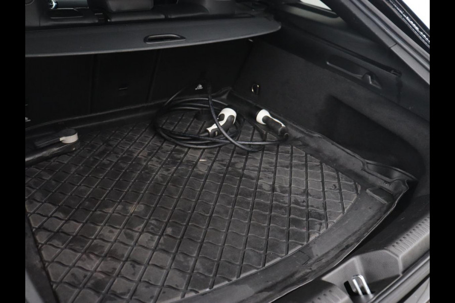 Mercedes-Benz CLA-Klasse 250e AMG Line | Stoelverwarming | Carplay | Trekhaak | Leder/Alcantara | Navigatie | Full LED | Park Assist | Sfeerverlichting | Climate control | Cruise control | PHEV | Plug In