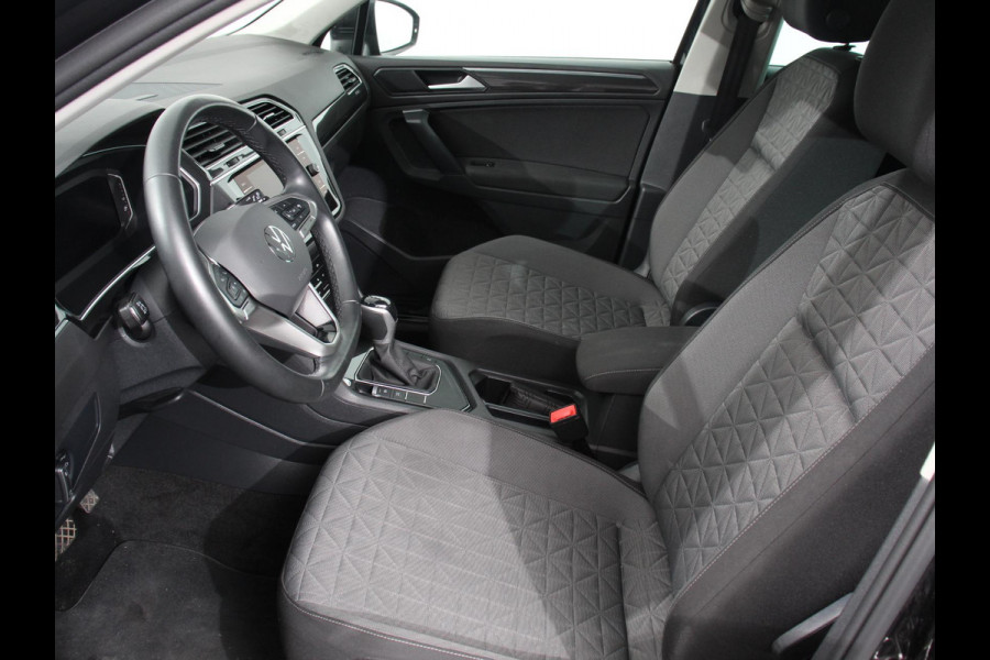 Volkswagen Tiguan 1.4 TSI 245pk PHEV Life DSG | Navigatie | Apple Carplay/Android Auto | Parkeersensoren | Adaptive Cruise Control | Elektrische achterklep | Virtual Cockpit | Climate Control | Keyless Entry