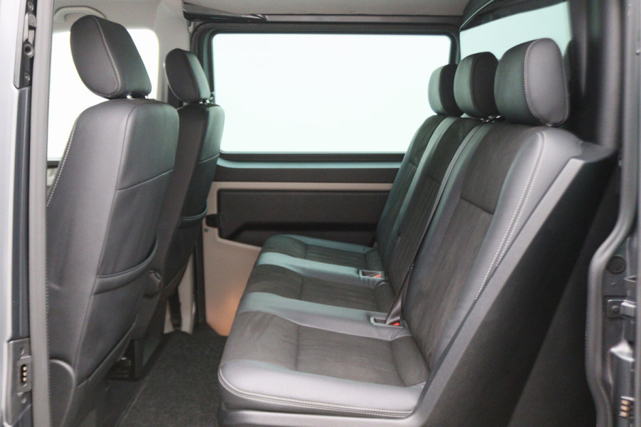 Volkswagen Transporter 2.0 TDI DSG L2H1 DC Highline 2x Schuifdeur, ACC, Camera, Apple Carplay, LED, DAB, PDC, Trekhaak, 20''