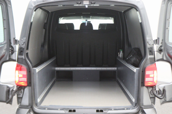 Volkswagen Transporter 2.0 TDI DSG L2H1 DC Highline 2x Schuifdeur, ACC, Camera, Apple Carplay, LED, DAB, PDC, Trekhaak, 20''