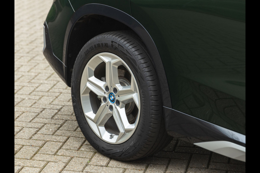 BMW X1 xDrive25e - xLine - Pano - Trekhaak - Camera - Stuurwiel verwarmd