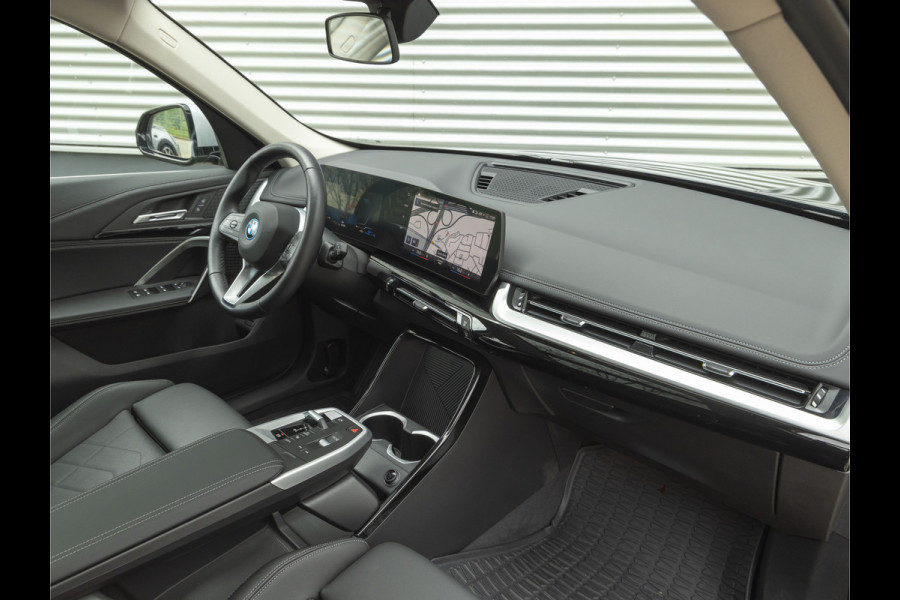 BMW X1 xDrive25e - xLine - Pano - Trekhaak - Camera - Stuurwiel verwarmd