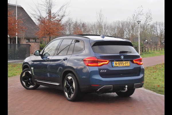 BMW iX3 High Executive 80 kWh | Panoramadak | 360 Camera | Trekhaak | Harman Kardon | Sfeerverlichting |