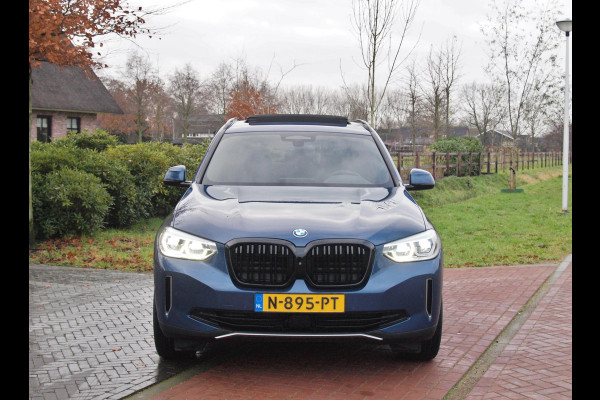 BMW iX3 High Executive 80 kWh | Panoramadak | 360 Camera | Trekhaak | Harman Kardon | Sfeerverlichting |