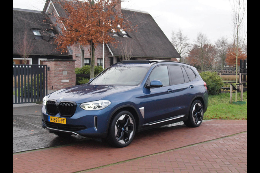 BMW iX3 High Executive 80 kWh | Panoramadak | 360 Camera | Trekhaak | Harman Kardon | Sfeerverlichting |