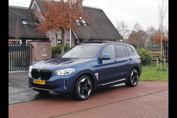 BMW iX3 High Executive 80 kWh | Panoramadak | 360 Camera | Trekhaak | Harman Kardon | Sfeerverlichting |