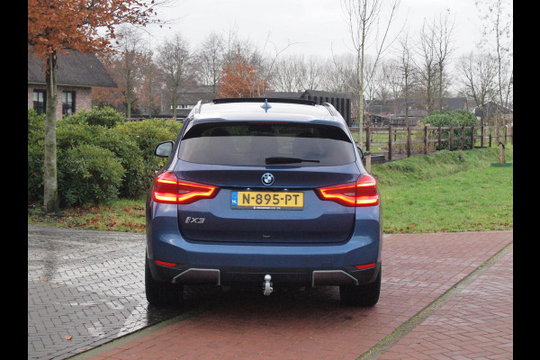 BMW iX3 High Executive 80 kWh | Panoramadak | 360 Camera | Trekhaak | Harman Kardon | Sfeerverlichting |