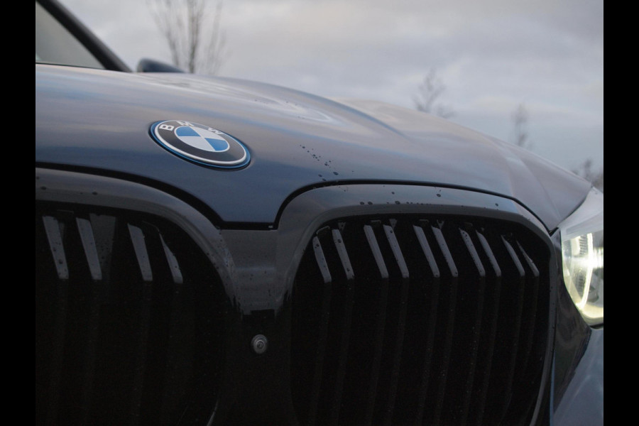 BMW iX3 High Executive 80 kWh | Panoramadak | 360 Camera | Trekhaak | Harman Kardon | Sfeerverlichting |