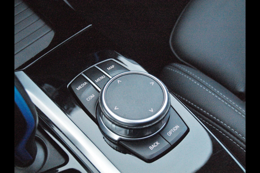 BMW iX3 High Executive 80 kWh | Panoramadak | 360 Camera | Trekhaak | Harman Kardon | Sfeerverlichting |