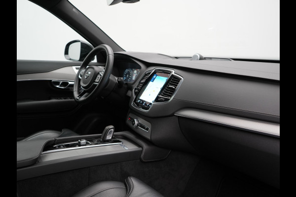 Volvo XC90 T8 Recharge AWD R-Design 7-Persoons Long Range Plug In Hybrid 456pk Dealer O.H. PHEV | Panodak | Head Up | 360 Camera | Adaptive Cruise | Lederen Sportstoelen Ventilatie & Memory | Bowers & Wilkins | Navigatie | Blis | DAB |