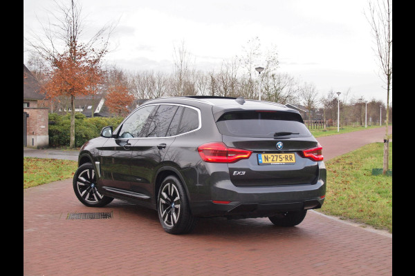 BMW iX3 Executive 80 kWh | Panoramadak | Camera | Sfeerverlichting | Apple Carplay |