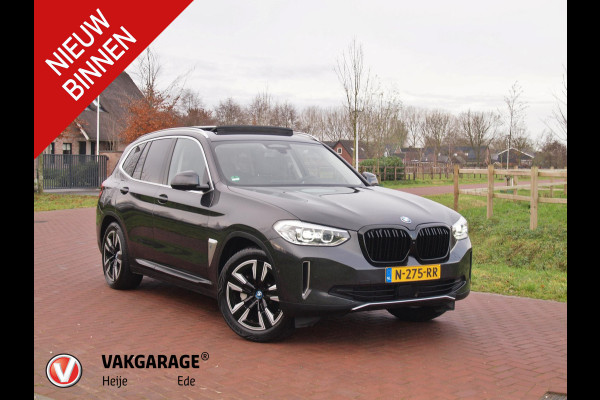 BMW iX3 Executive 80 kWh | Panoramadak | Camera | Sfeerverlichting | Apple Carplay |