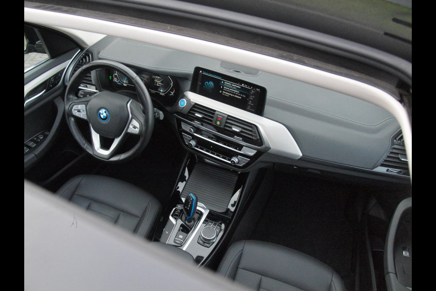 BMW iX3 Executive 80 kWh | Panoramadak | Camera | Sfeerverlichting | Apple Carplay |