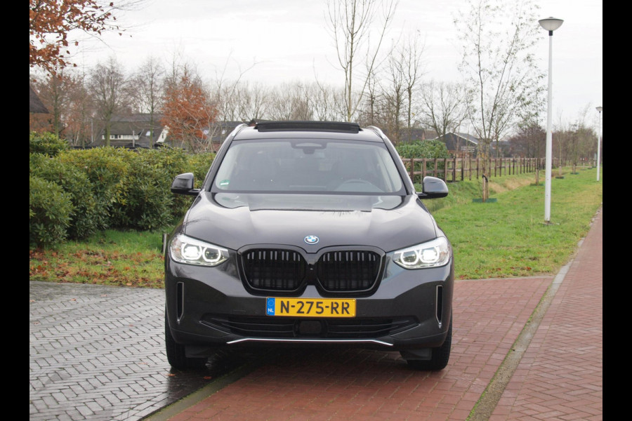 BMW iX3 Executive 80 kWh | Panoramadak | Camera | Sfeerverlichting | Apple Carplay |