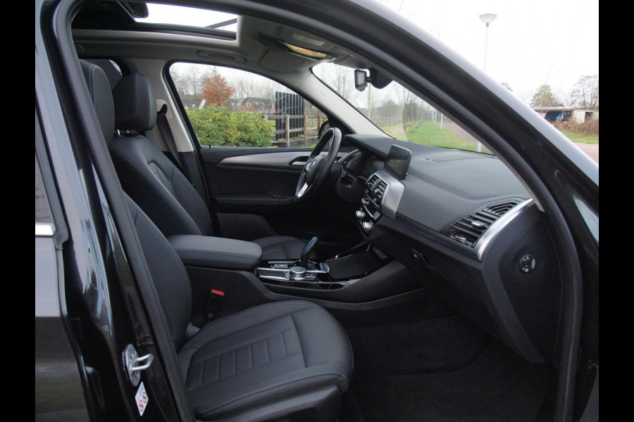 BMW iX3 Executive 80 kWh | Panoramadak | Camera | Sfeerverlichting | Apple Carplay |