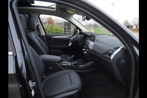 BMW iX3 Executive 80 kWh | Panoramadak | Camera | Sfeerverlichting | Apple Carplay |