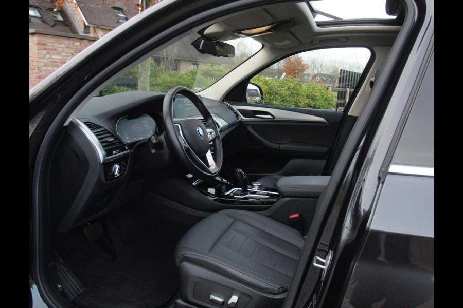 BMW iX3 Executive 80 kWh | Panoramadak | Camera | Sfeerverlichting | Apple Carplay |