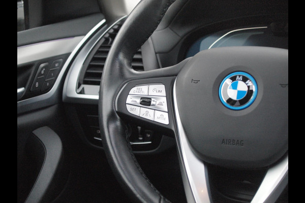 BMW iX3 Executive 80 kWh | Panoramadak | Camera | Sfeerverlichting | Apple Carplay |