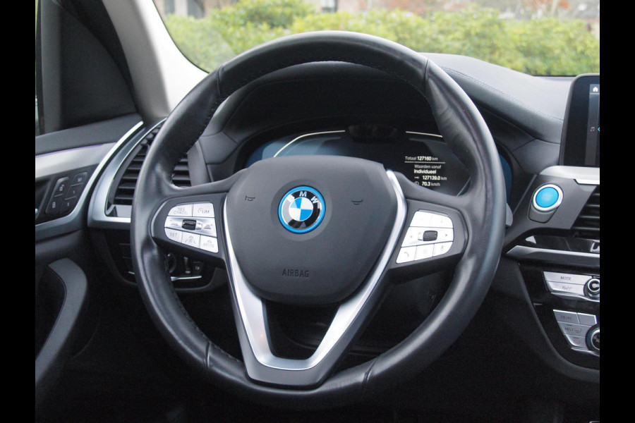 BMW iX3 Executive 80 kWh | Panoramadak | Camera | Sfeerverlichting | Apple Carplay |