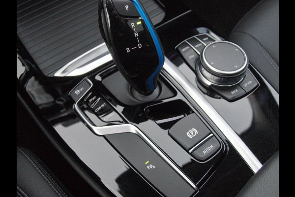 BMW iX3 Executive 80 kWh | Panoramadak | Camera | Sfeerverlichting | Apple Carplay |