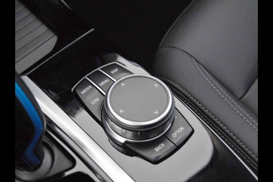 BMW iX3 Executive 80 kWh | Panoramadak | Camera | Sfeerverlichting | Apple Carplay |