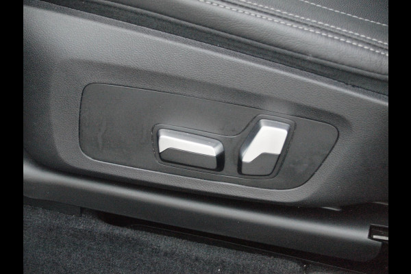 BMW iX3 Executive 80 kWh | Panoramadak | Camera | Sfeerverlichting | Apple Carplay |