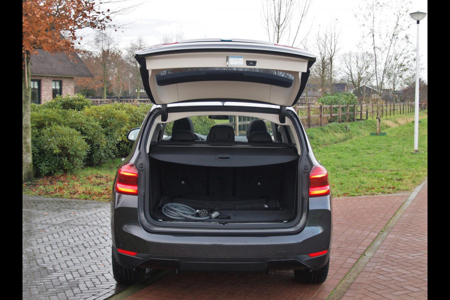 BMW iX3 Executive 80 kWh | Panoramadak | Camera | Sfeerverlichting | Apple Carplay |