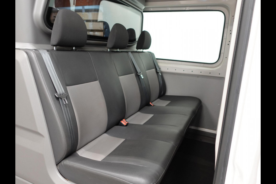 Volkswagen Crafter 140pk L4H3 / L3H2 Dubbele cabine Airco Cruise control Trekhaak Navigatie Carplay  Camera Sidebars Euro6