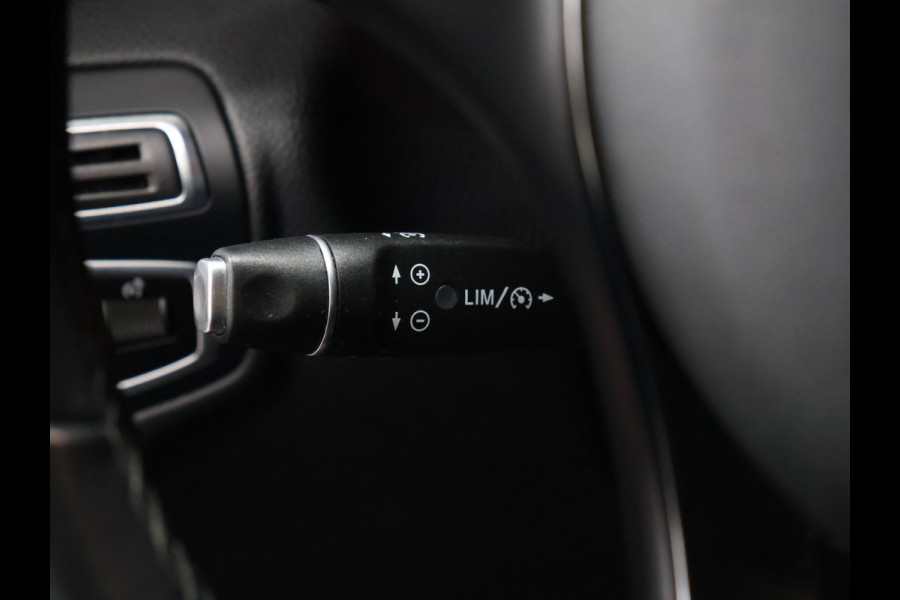 Mercedes-Benz GLC 250 4MATIC [TREKHAAK, BLUETOOTH TELEFOON, CRUISE CONTROL, ACHTERUITRIJCAMERA, PDC ACHTER, STOELVERWARMING, AUTOMATISCHE AIRCO, ELEKTRISCHE ACHTERKLEP, NIEUWSTAAT]