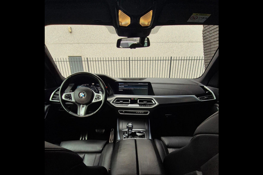 BMW X5 xDrive45e High Executive M Sport / Panoramadak / Achterasbesturing / Head Up Display / Comfortstoel / Driving Assistant Professional / Stuurwielverwarming / Trekhaak / Comforttoegang