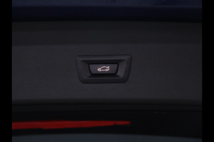 BMW X1 sDrive18i Sport [HEAD-UP DISPLAY, GROOT NAVIGATIE, VOL LEDER, PDC ACHTER, STOELVERWARMING, AUTOMATISCHE AIRCO, ELEKTRISCHE ACHTERKLEP, BMW LED, CRUISE CONTROL, BLUETOOTH TELEFOON, NIEUWSTAAT]