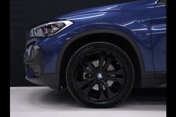 BMW X1 sDrive18i Sport [HEAD-UP DISPLAY, GROOT NAVIGATIE, VOL LEDER, PDC ACHTER, STOELVERWARMING, AUTOMATISCHE AIRCO, ELEKTRISCHE ACHTERKLEP, BMW LED, CRUISE CONTROL, BLUETOOTH TELEFOON, NIEUWSTAAT]