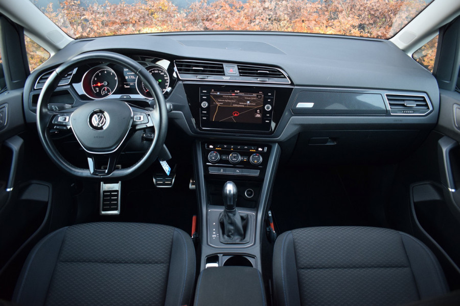 Volkswagen Touran 1.5 TSI 150pk DSG R-line 7-Persoons | Trekhaak | Camera | LED | 18"