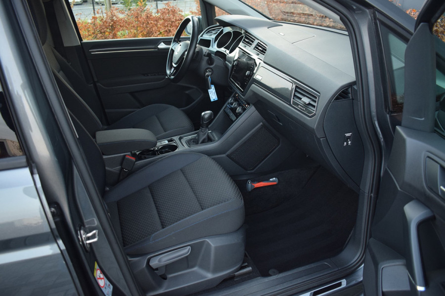 Volkswagen Touran 1.5 TSI 150pk DSG R-line 7-Persoons | Trekhaak | Camera | LED | 18"