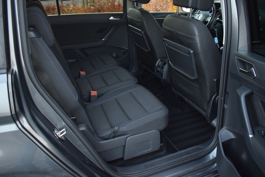 Volkswagen Touran 1.5 TSI 150pk DSG R-line 7-Persoons | Trekhaak | Camera | LED | 18"