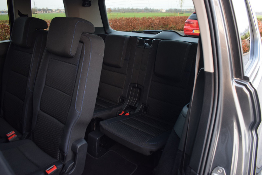 Volkswagen Touran 1.5 TSI 150pk DSG R-line 7-Persoons | Trekhaak | Camera | LED | 18"