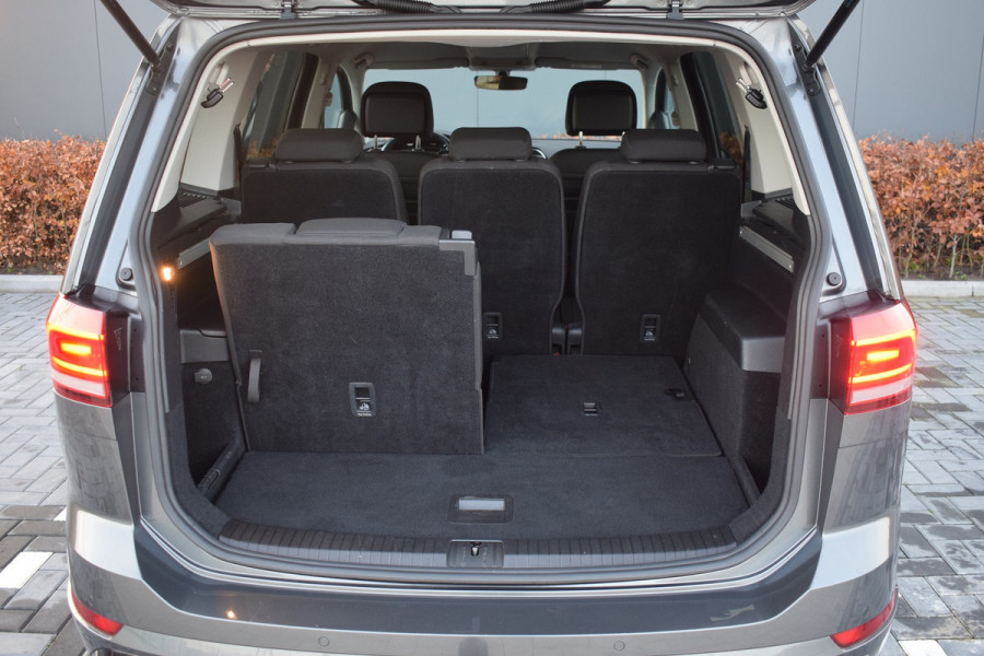 Volkswagen Touran 1.5 TSI 150pk DSG R-line 7-Persoons | Trekhaak | Camera | LED | 18"