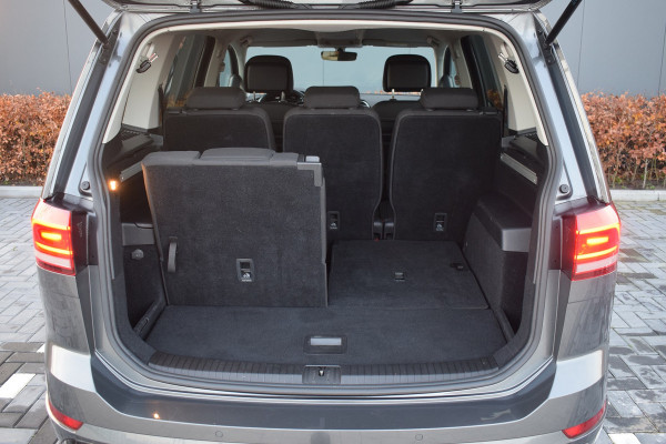 Volkswagen Touran 1.5 TSI 150pk DSG R-line 7-Persoons | Trekhaak | Camera | LED | 18"