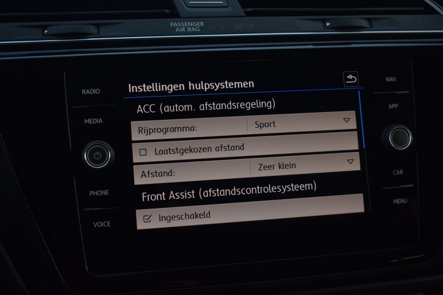 Volkswagen Touran 1.5 TSI 150pk DSG R-line 7-Persoons | Trekhaak | Camera | LED | 18"