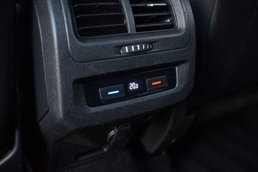 Volkswagen Touran 1.5 TSI 150pk DSG R-line 7-Persoons | Trekhaak | Camera | LED | 18"