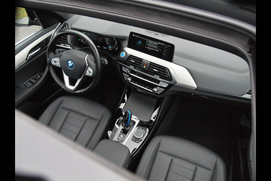 BMW iX3 Executive 80 kWh | Panoramadak | Camera | Apple Carplay | Sfeerverlichting |