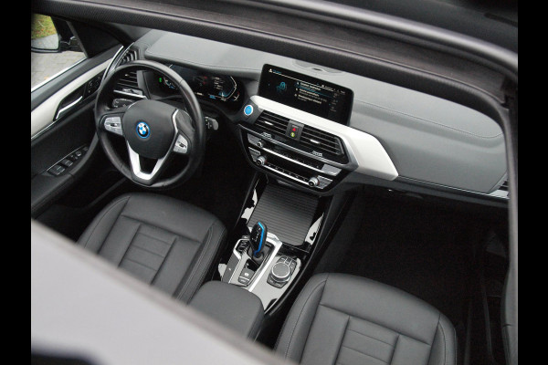 BMW iX3 Executive 80 kWh | Panoramadak | Camera | Apple Carplay | Sfeerverlichting |