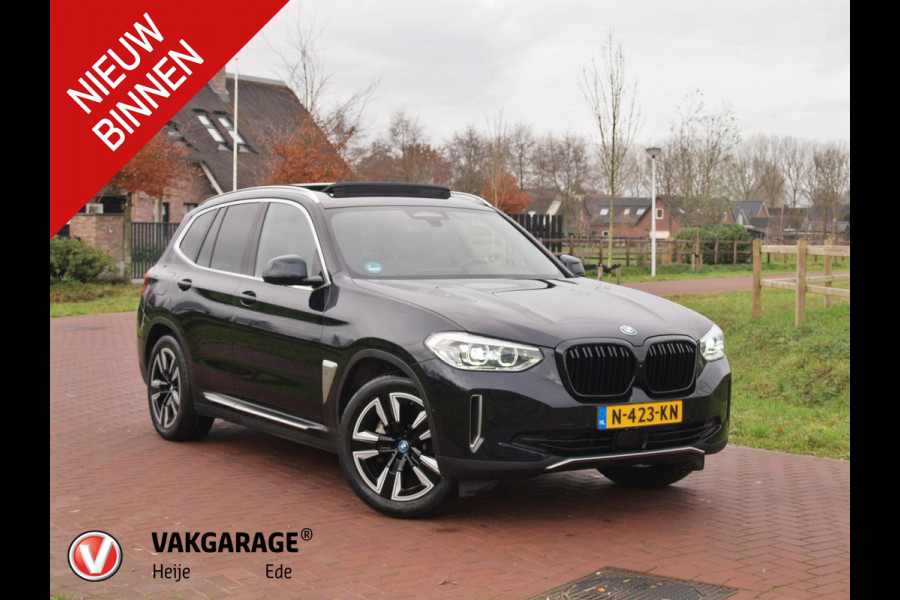 BMW iX3 Executive 80 kWh | Panoramadak | Camera | Apple Carplay | Sfeerverlichting |
