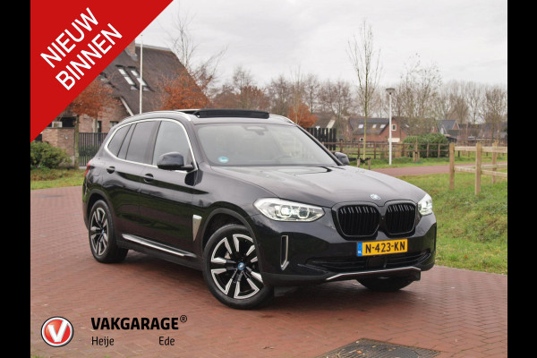 BMW iX3 Executive 80 kWh | Panoramadak | Camera | Apple Carplay | Sfeerverlichting |