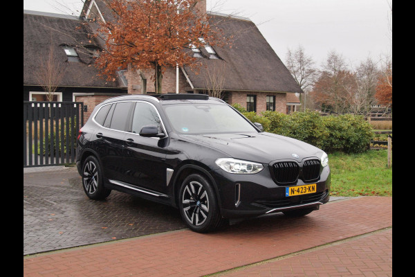 BMW iX3 Executive 80 kWh | Panoramadak | Camera | Apple Carplay | Sfeerverlichting |